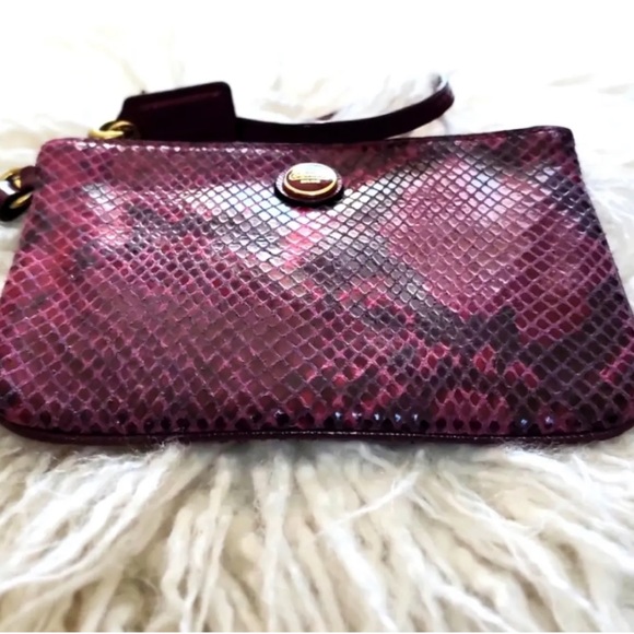 ✨COACH Embossed Exotic Snake Python Wristlet Wallet Raspberry Pink - Picture 3 of 6